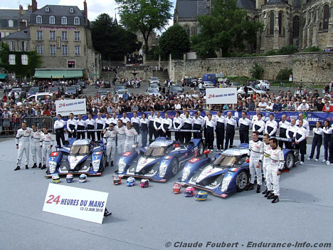 Størstb lokal interesse var der naturligvis omkring Peugeot Sport teamet.
(Foto: Claude Foubert - Endurance-Info.com)